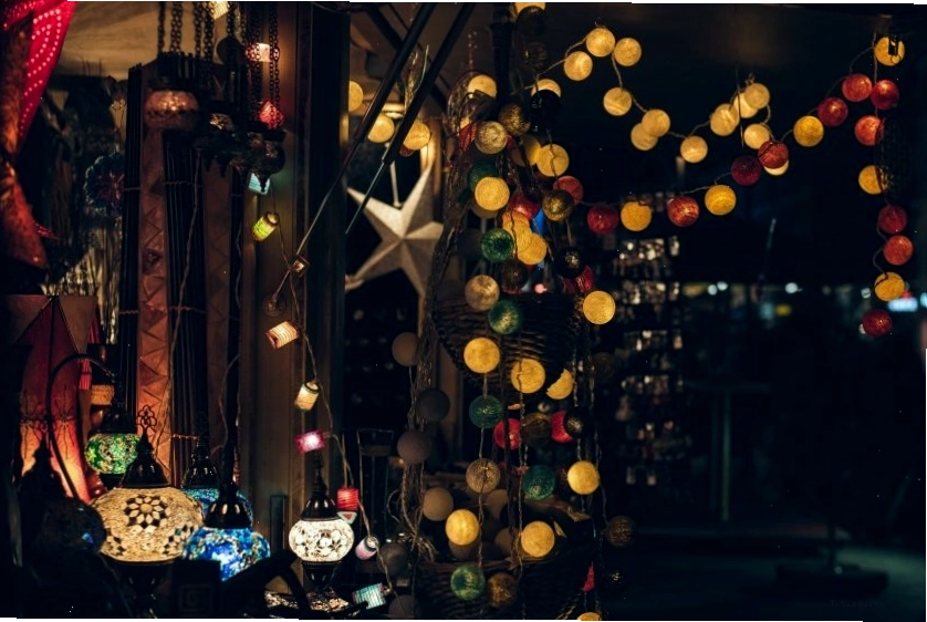 Hình nền Noel cho máy tính với họa tiết cây thông và quà tặng