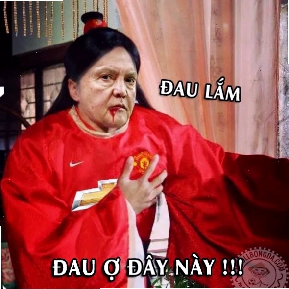 Meme đau ở đây này với hình ảnh người chỉ tay vào tim