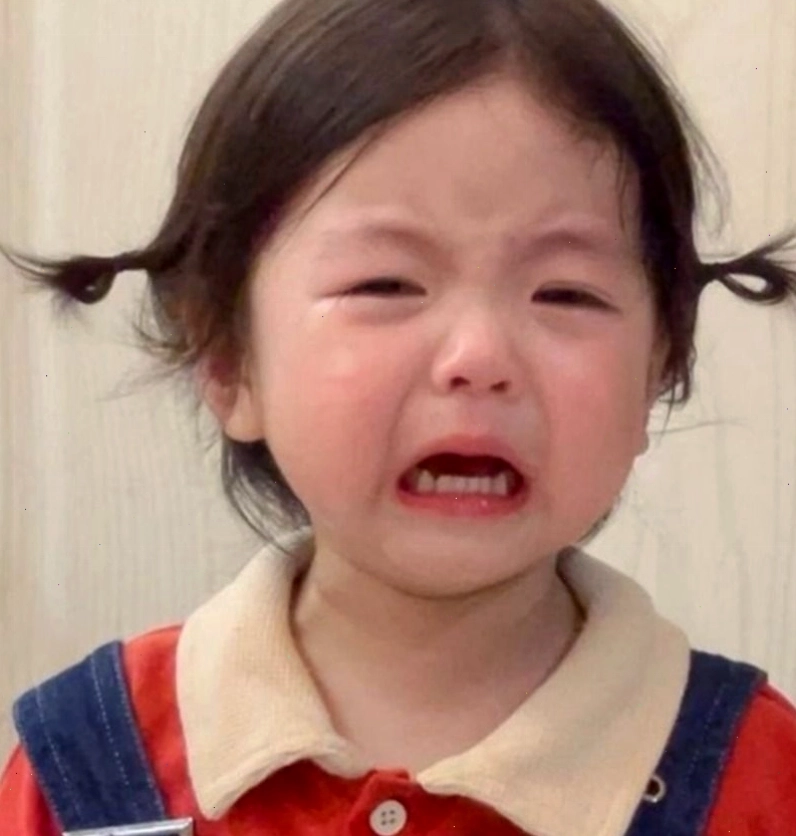 Meme em bé khóc với biểu cảm rất hài hước