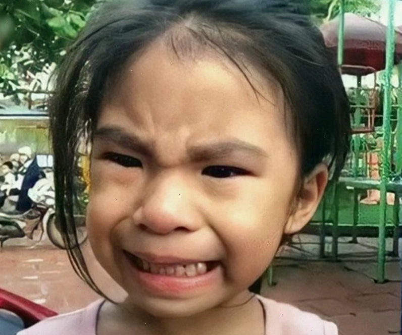 Meme em bé khóc với gương mặt hài hước
