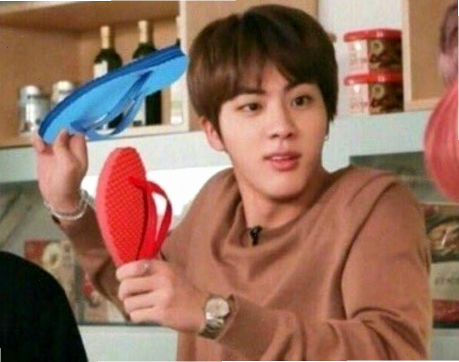 Meme ném dép phang thể hiện sự tức giận được giảm nhẹ