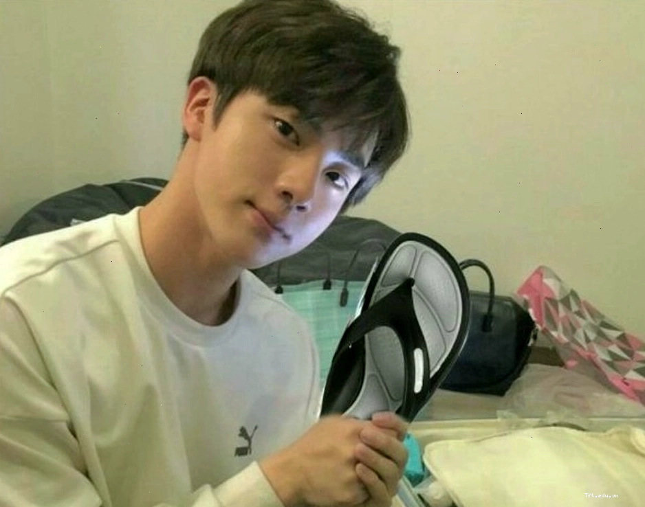 Meme ném dép với biểu cảm hài hước