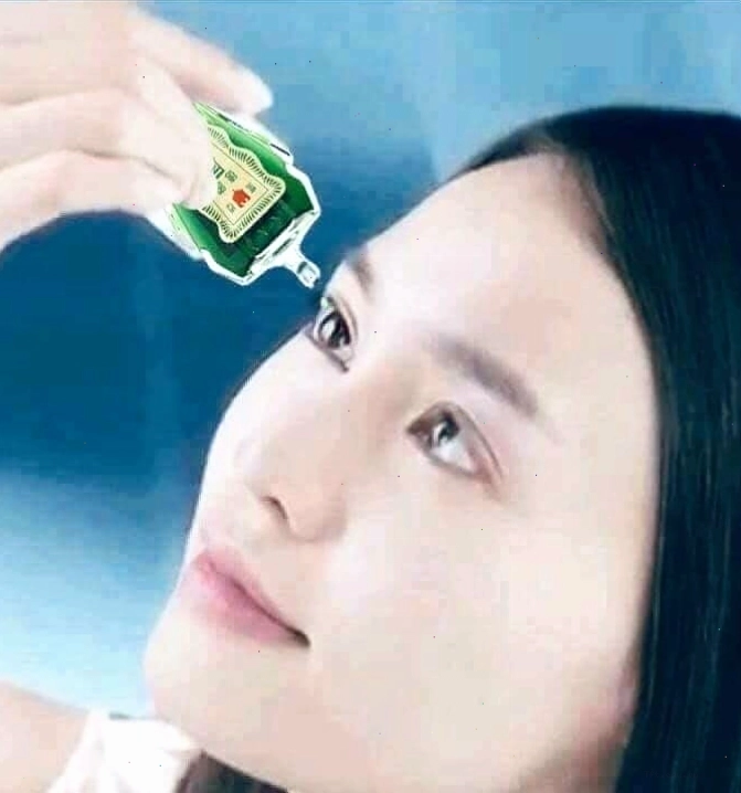 Meme nhỏ dầu gió xanh vào mắt