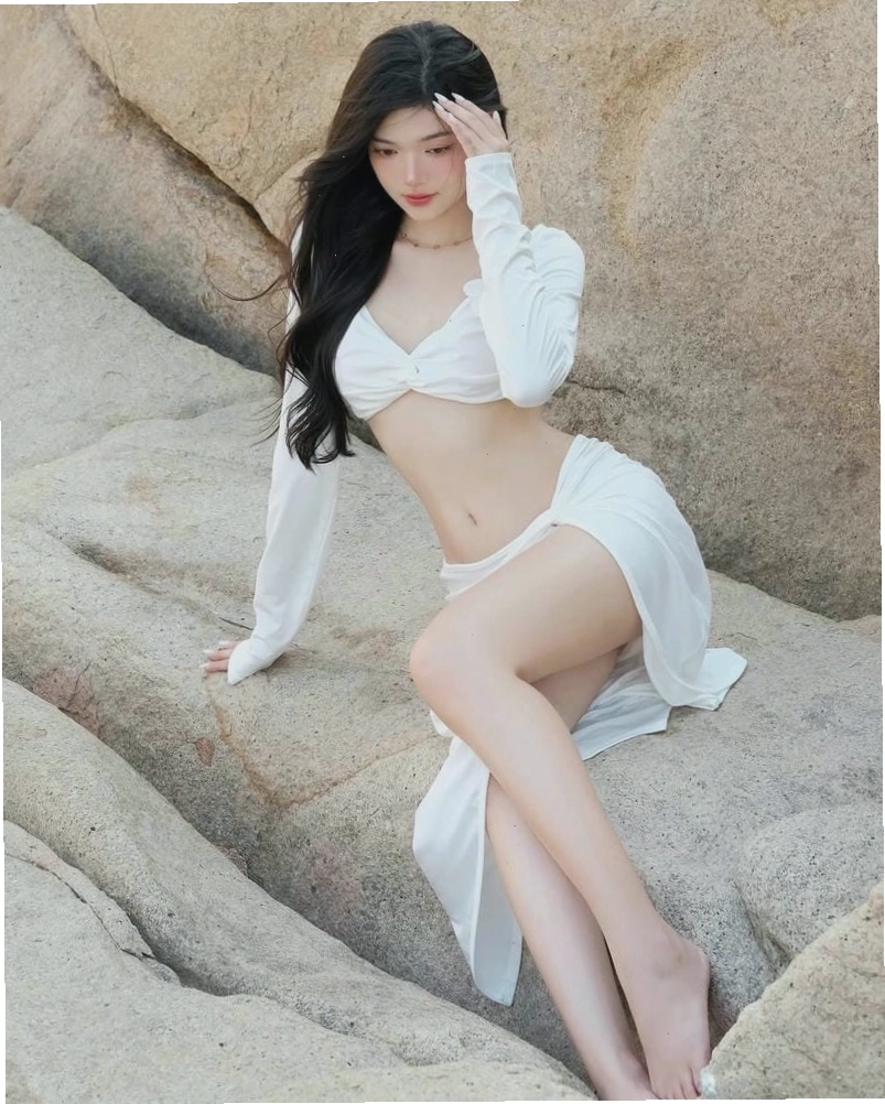 Những cô gái đẹp diện bikini dạo biển