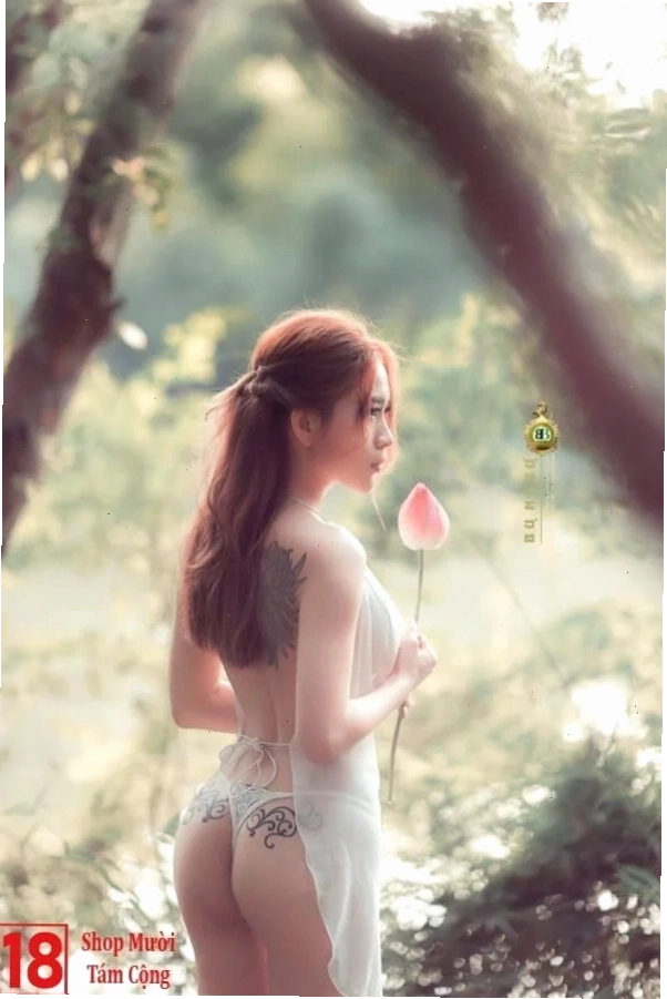 Nữ sinh viên xinh đẹp trong bộ bikini trong suốt đơn giản