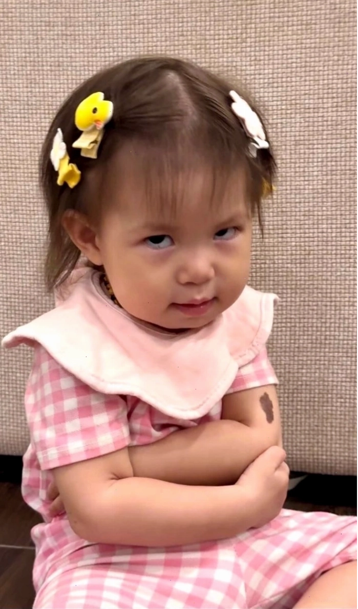 Pam meme với cái nhìn "đầy quyền lực"