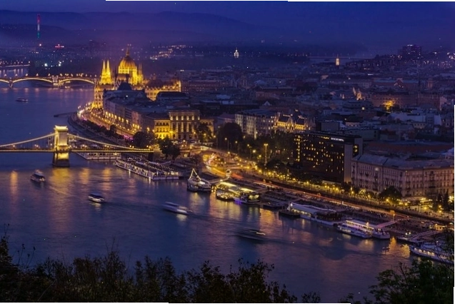 Sông Danube ở Budapest về đêm với các tòa nhà được chiếu sáng