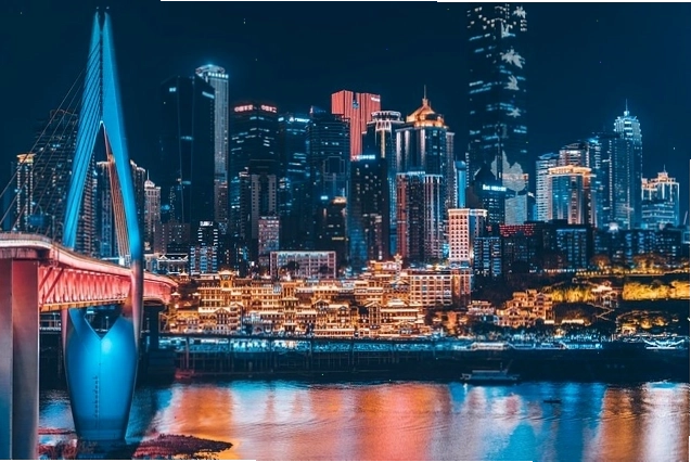 Thành phố về đêm với những tòa nhà cao tầng và cây cầu lung linh ánh đèn