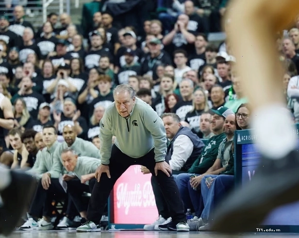 Huấn luyện viên Tom Izzo đang hò hét chỉ đạo các học trò trong một trận đấu căng thẳng tại NCAA