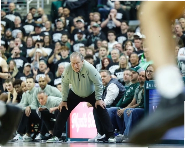Khoảnh khắc huấn luyện viên Tom Izzo trò chuyện thân mật cùng các cựu học trò sau trận đấu