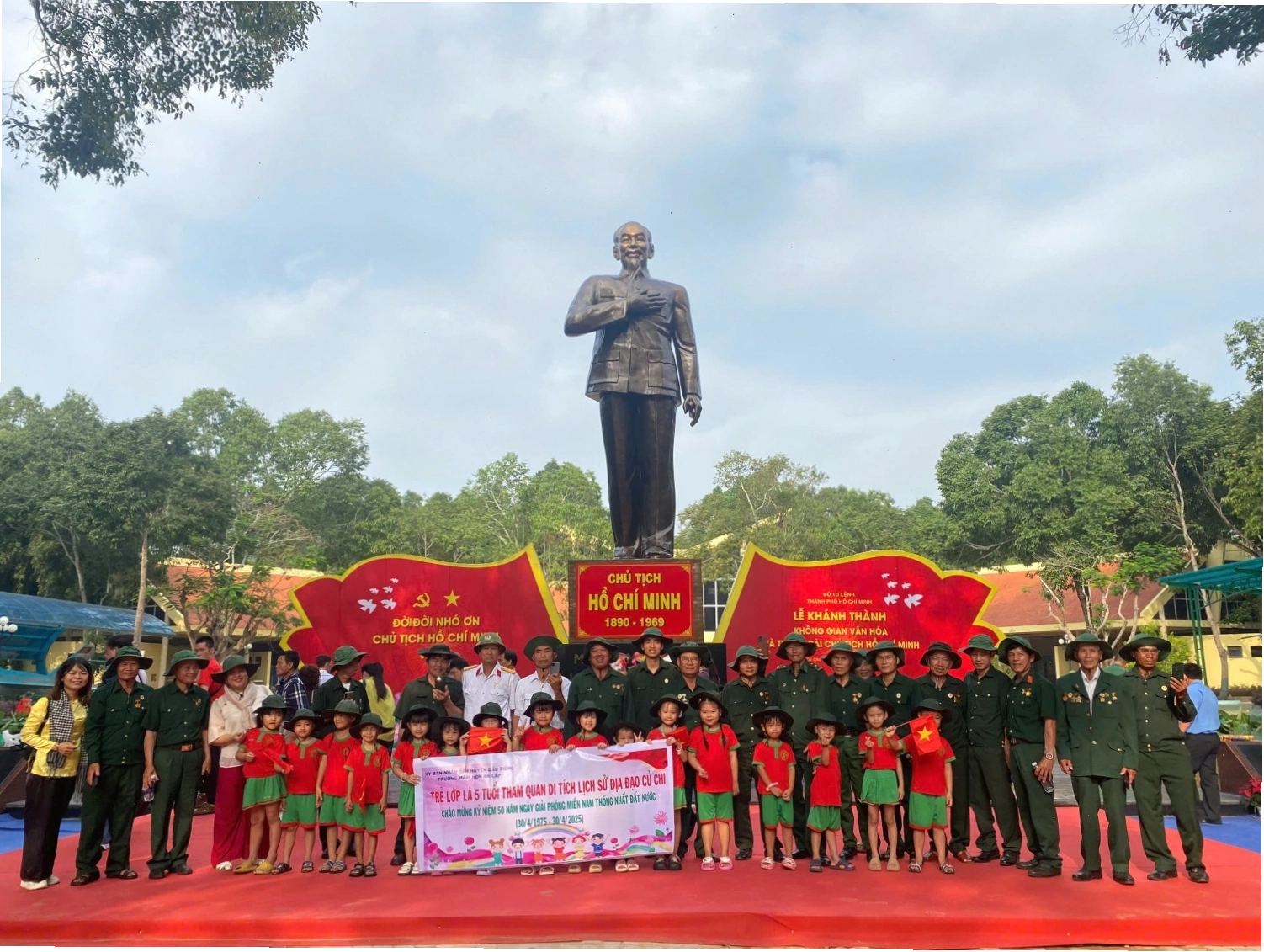 Trẻ tham quan thực tế di tích lịch sử