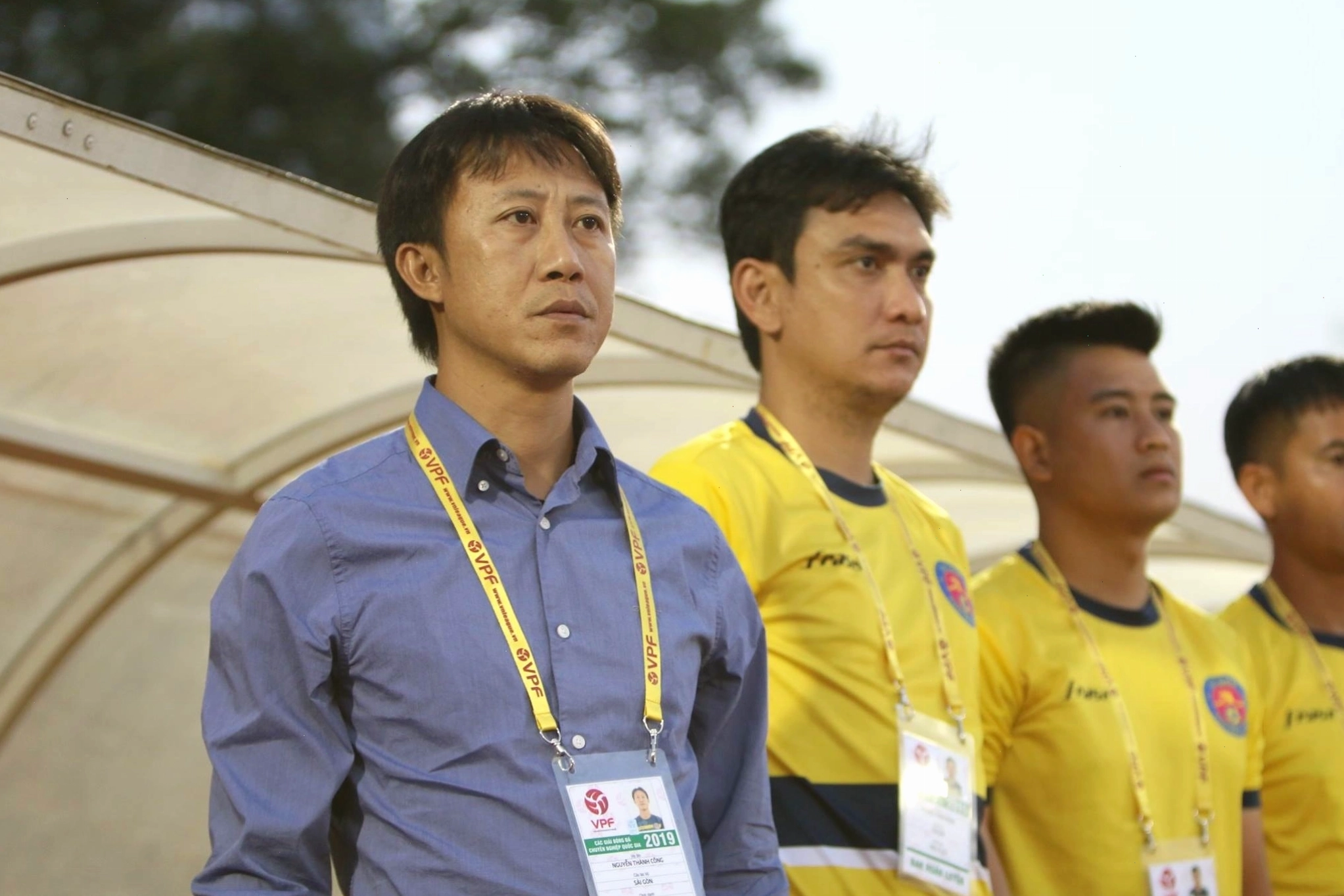HLV Nguyễn Thành Công chỉ đạo các cầu thủ Sài Gòn FC trong một trận đấu kịch tính tại V.League 2019