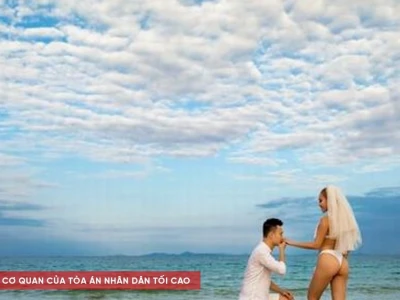 Khoảnh khắc đáng yêu: con gái mặc bikini hôn trai trên biển